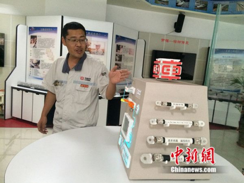 周勇在工作室介紹他制作的模型。中新網(wǎng) 邱宇 攝