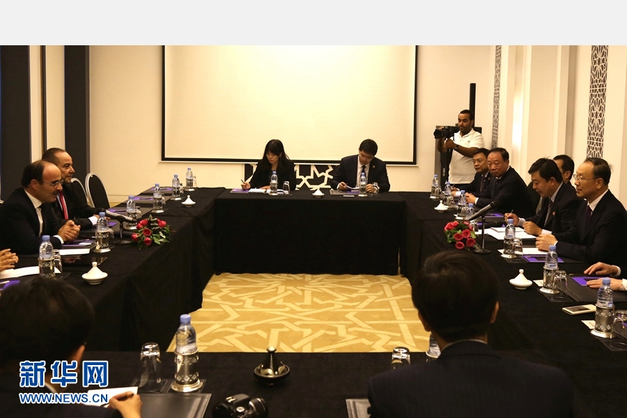 9月19日，在摩洛哥首都拉巴特，中共中央書記處書記、全國(guó)政協(xié)副主席杜青林（右一）會(huì)見摩洛哥真實(shí)性與現(xiàn)代黨總書記奧馬里（左一）。應(yīng)摩洛哥參議院邀請(qǐng)，中共中央書記處書記、全國(guó)政協(xié)副主席杜青林于18日至20日率中共代表團(tuán)訪摩，分別會(huì)見政府首腦本&middot;基蘭、參議長(zhǎng)本希馬、真實(shí)性與現(xiàn)代黨總書記奧馬里等。新華社記者劉鍇攝