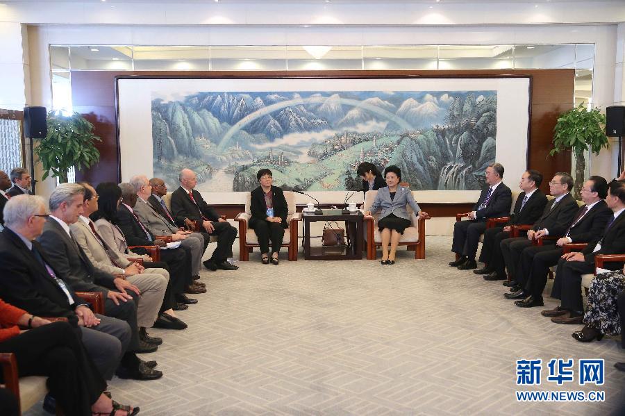 9月28日，國際醫(yī)學(xué)科學(xué)院組織2016年全體成員大會(huì)在北京舉行。國務(wù)院副總理劉延?xùn)|出席會(huì)議并作主旨報(bào)告。會(huì)前，劉延?xùn)|集體會(huì)見出席大會(huì)的主要嘉賓。新華社記者劉衛(wèi)兵攝 