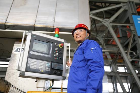 【大國工匠】工地的明燈:自學(xué)成才的裝配大師 436623309261348187.jpg