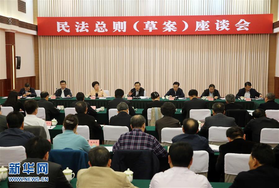 這是11月23日，張德江在成都主持召開座談會，11個?。▍^(qū)、市）人大常委會負(fù)責(zé)同志、部分全國人大代表、法律工作者及專家學(xué)者參加會議。新華社記者 劉衛(wèi)兵 攝 