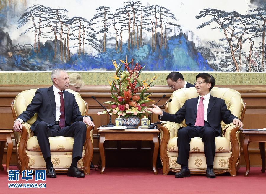 11月25日，中共中央政治局委員、中央政法委書記孟建柱在北京會見白俄羅斯總統(tǒng)辦公廳副主任米茨克維奇。 新華社記者燕雁攝 