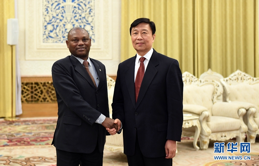 12月26日，國(guó)家副主席李源潮在北京會(huì)見(jiàn)圣多美和普林西比外交和海外僑民部部長(zhǎng)博特略。 新華社記者 張鐸 攝