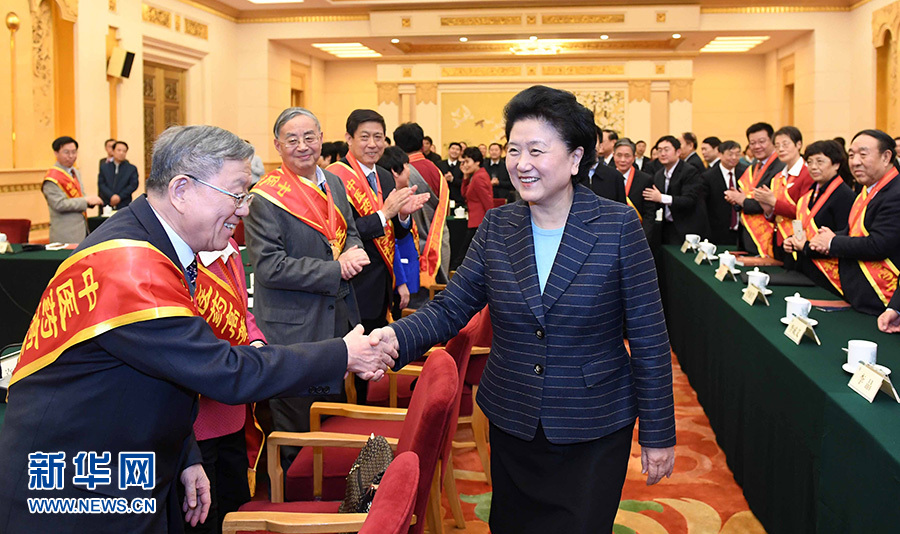 12月29日，中共中央政治局委員、國務(wù)院副總理劉延?xùn)|在北京與中醫(yī)藥高等學(xué)校教學(xué)名師座談。這是座談會(huì)前，劉延?xùn)|與獲得表彰的教師握手。新華社記者 張鐸 攝