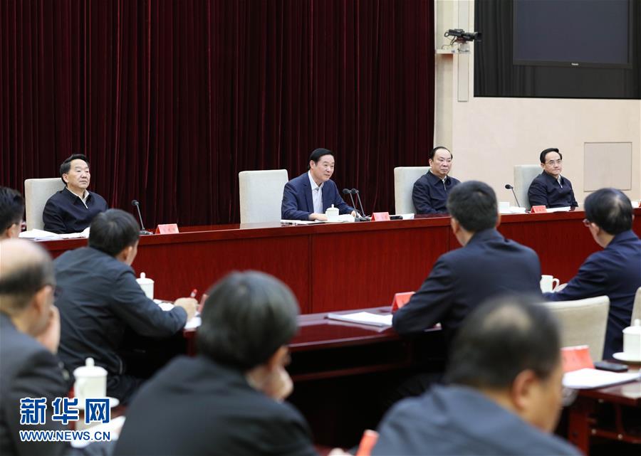  2月17日，在習(xí)近平總書記主持召開黨的新聞輿論工作座談會并發(fā)表重要講話一周年之際，中宣部在北京召開2017年新聞戰(zhàn)線&ldquo;新春走基層&rdquo;活動座談會。中共中央政治局委員、中央書記處書記、中宣部部長劉奇葆出席會議并講話。新華社記者 王曄 攝
