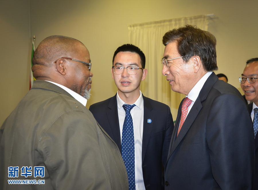 3月26日，中共中央政治局委員、北京市委書記郭金龍（前右）在南非約翰內(nèi)斯堡與執(zhí)政的南非非洲人國(guó)民大會(huì)總書記曼塔謝（前左）舉行工作會(huì)談。  新華社記者趙熙攝
