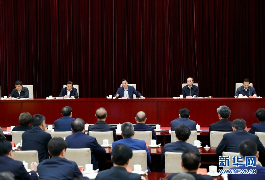 4月13日，中央宣傳部、中央政法委在北京召開貫徹落實《關(guān)于進一步把社會主義核心價值觀融入法治建設(shè)的指導意見》電視電話會議。中共中央政治局委員、中央書記處書記、中宣部部長劉奇葆出席會議并講話。新華社記者丁海濤攝