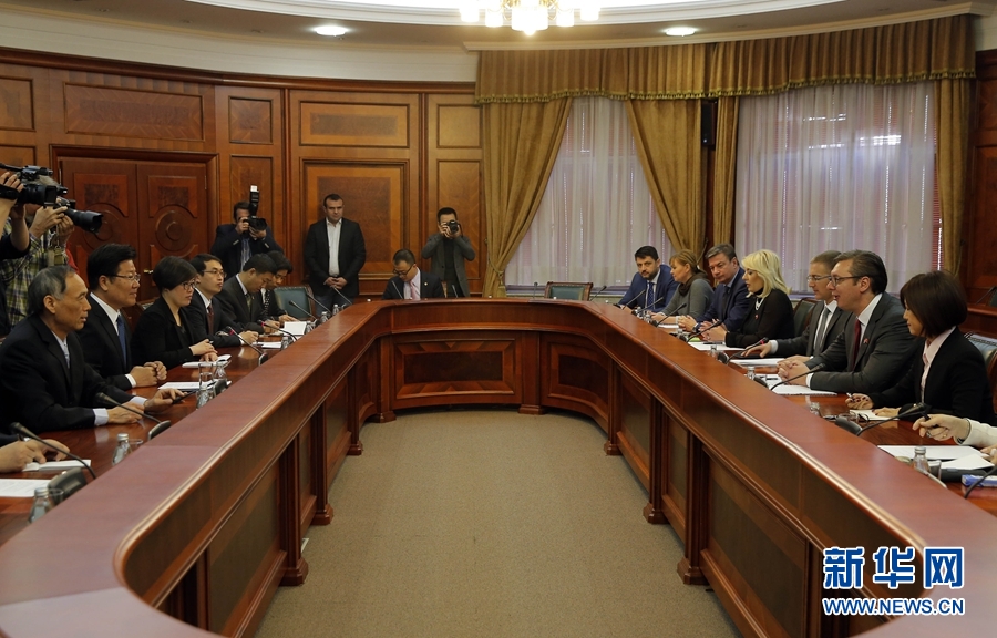 4月12日，塞爾維亞前進(jìn)黨主席、政府總理武契奇（右二）在貝爾格萊德會(huì)見中共中央政治局委員、中央黨的建設(shè)工作領(lǐng)導(dǎo)小組副組長(zhǎng)張春賢（左二）。新華社發(fā)（普雷德拉格&middot;米洛薩夫列維奇攝）