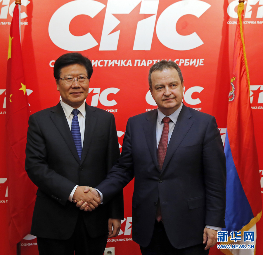 4月13日，中共中央政治局委員、中央黨的建設(shè)工作領(lǐng)導(dǎo)小組副組長(zhǎng)張春賢（左）在塞爾維亞貝爾格萊德會(huì)見塞社會(huì)黨主席、政府第一副總理兼外長(zhǎng)達(dá)契奇。新華社發(fā)（普雷德拉格&middot;米洛薩夫列維奇攝）