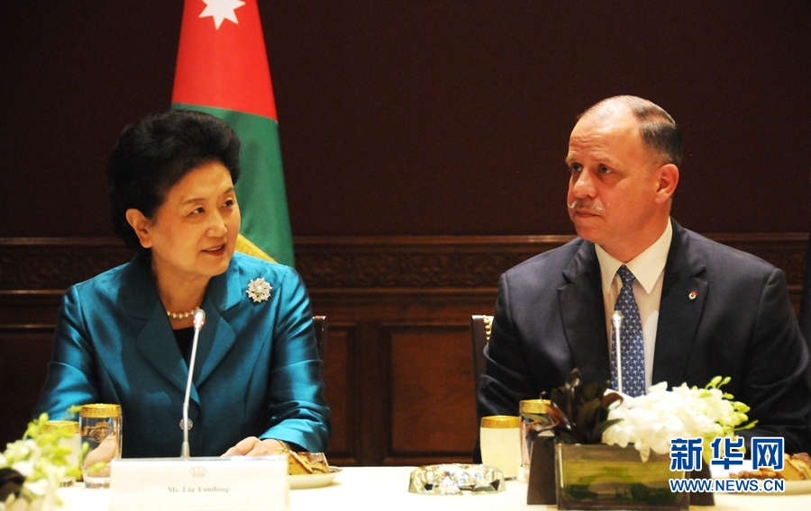 4月20日，在約旦首都安曼，約旦代國王費(fèi)薩爾（右）會見中國國務(wù)院副總理劉延?xùn)|。 新華社記者林曉蔚攝