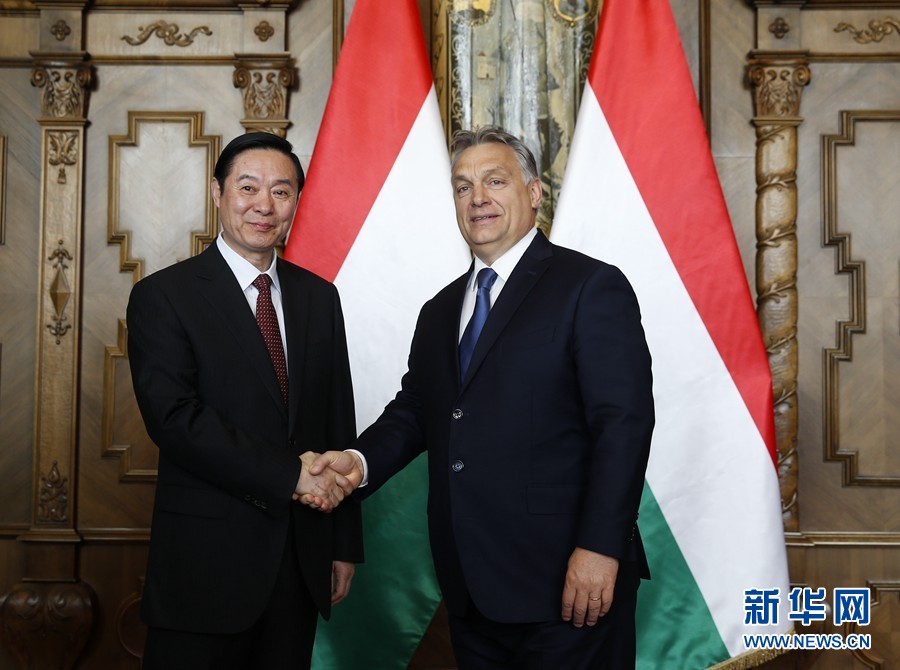 4月24日，在匈牙利首都布達(dá)佩斯，匈牙利總理、青民盟主席歐爾班（右）會(huì)見(jiàn)中共中央政治局委員、中央書(shū)記處書(shū)記、中宣部部長(zhǎng)劉奇葆。新華社記者葉平凡攝
