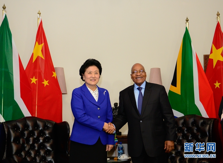 4月25日，南非總統(tǒng)祖馬（右）在比勒陀利亞總統(tǒng)官邸會(huì)見(jiàn)正在對(duì)南非進(jìn)行正式訪問(wèn)并出席中南高級(jí)別人文交流機(jī)制首次會(huì)議的中國(guó)國(guó)務(wù)院副總理劉延?xùn)|。 新華社記者 翟健嵐 攝