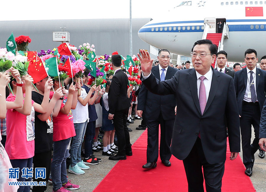5月8日至10日，中共中央政治局常委、全國(guó)人大常委會(huì)委員長(zhǎng)張德江視察澳門(mén)特別行政區(qū)。這是5月8日，張德江抵達(dá)澳門(mén)國(guó)際機(jī)場(chǎng)。 新華社記者龐興雷 攝 
