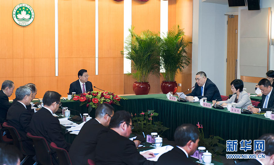 5月8日至10日，中共中央政治局常委、全國(guó)人大常委會(huì)委員長(zhǎng)張德江視察澳門(mén)特別行政區(qū)。這是5月8日，張德江聽(tīng)取澳門(mén)特別行政區(qū)政府工作匯報(bào)。新華社記者 李學(xué)仁 攝