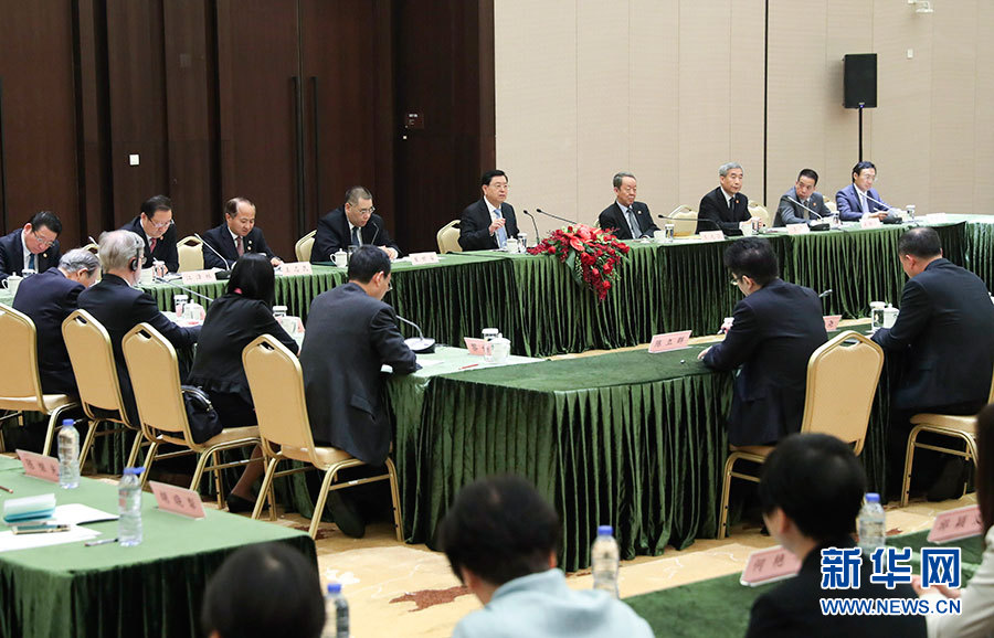 5月8日至10日，中共中央政治局常委、全國(guó)人大常委會(huì)委員長(zhǎng)張德江視察澳門(mén)特別行政區(qū)。這是5月10日，張德江與教育工作者和學(xué)生代表座談。新華社記者 龐興雷 攝