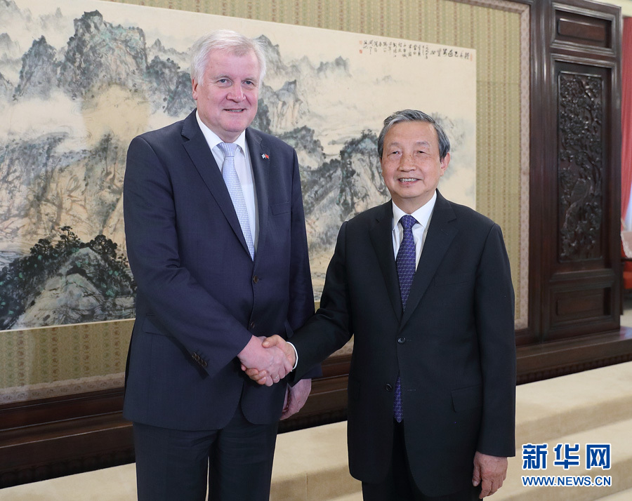 5月10日，國務(wù)院副總理馬凱在北京中南海紫光閣會見德國巴伐利亞州州長、基社盟主席霍斯特&middot;澤霍費爾一行。 新華社記者王曄攝