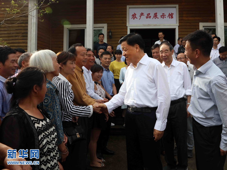 6月8日至10日，中共中央政治局常委、中央書(shū)記處書(shū)記劉云山在福建調(diào)研。這是6月9日，劉云山在周寧縣上洋村與村民親切交談。新華社記者 劉衛(wèi)兵 攝