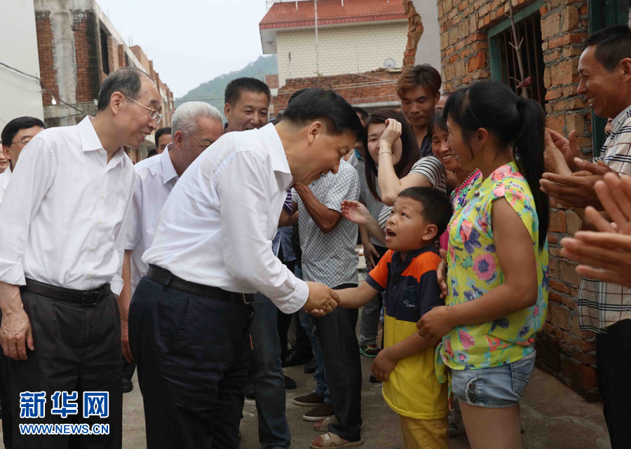 6月8日至10日，中共中央政治局常委、中央書(shū)記處書(shū)記劉云山在福建調(diào)研。這是6月9日，劉云山在福安市溪邳村走訪群眾家庭。新華社記者 劉衛(wèi)兵 攝