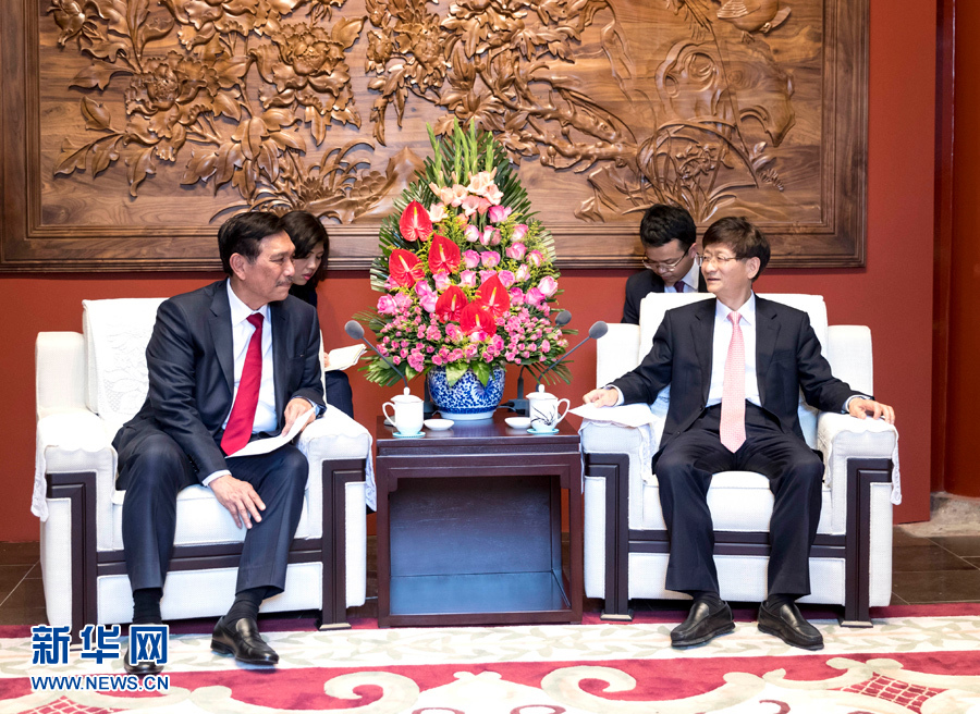 6月15日，中共中央政治局委員、中央政法委書記孟建柱在北京會見印尼總統(tǒng)特使、海洋統(tǒng)籌部長盧胡特。   新華社記者 丁海濤攝