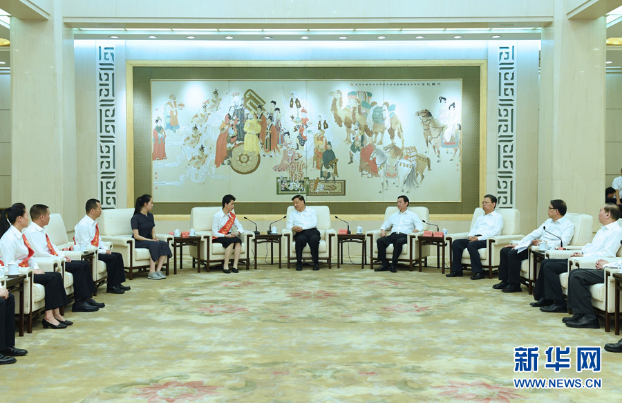 6月21日，廖俊波同志先進事跡報告會在北京人民大會堂舉行。報告會前，中共中央政治局常委、中央書記處書記劉云山會見報告團成員，代表習近平總書記，代表黨中央，向廖俊波同志家屬表示親切慰問，并頒發(fā)黨中央追授廖俊波同志&ldquo;全國優(yōu)秀共產黨員&rdquo;證書、獎章。新華社記者 饒愛民 攝