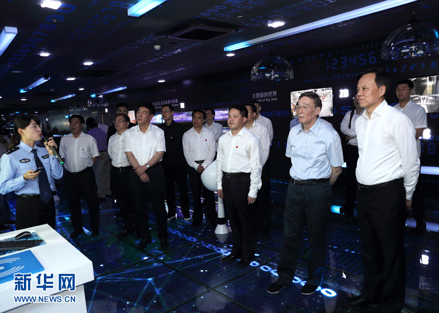 6月20日至22日，中共中央政治局常委、中央紀(jì)委書記王岐山在貴州省檢查紀(jì)檢監(jiān)察工作。這是6月21日，王岐山在調(diào)研期間考察貴陽大數(shù)據(jù)應(yīng)用展示中心。新華社記者 王曄 攝