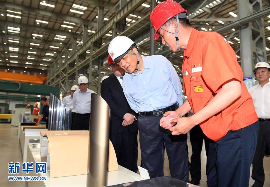 6月22日至24日，中共中央政治局常委、中央書記處書記劉云山在遼寧調研。這是6月22日，劉云山在營口市忠旺鋁業(yè)公司調研。 新華社記者張鐸 攝