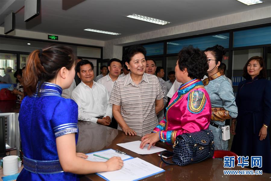 6月25日，全國民族團(tuán)結(jié)進(jìn)步創(chuàng)建經(jīng)驗交流現(xiàn)場會在內(nèi)蒙古興安盟召開，中共中央政治局委員、國務(wù)院副總理劉延?xùn)|出席會議并講話。在內(nèi)蒙古期間，劉延?xùn)|考察內(nèi)蒙古人民代表會議舊址即&ldquo;五一會址&rdquo;，深入社區(qū)看望各族干部群眾。這是劉延?xùn)|在興安盟科右前旗興科社區(qū)與群眾交談。新華社記者 陳曄華 攝