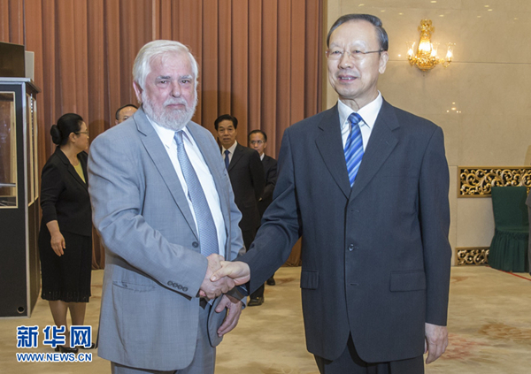 6月28日，中共中央書記處書記、全國政協(xié)副主席、中國經(jīng)濟社會理事會主席杜青林在北京會見歐盟經(jīng)濟社會委員會主席達西斯。 新華社記者 崔新鈺 攝