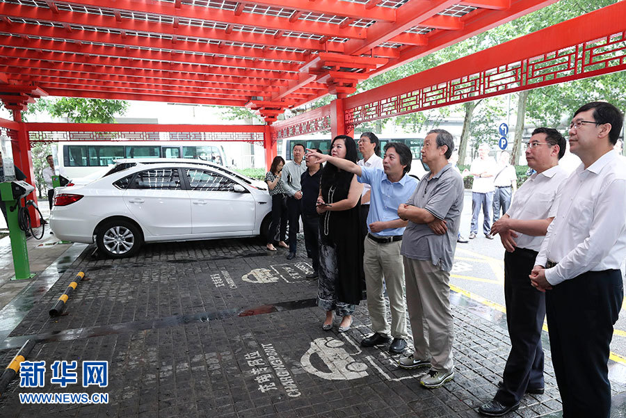 近日，中共中央政治局委員、國務(wù)院副總理馬凱在北京調(diào)研新能源汽車產(chǎn)業(yè)發(fā)展。這是7月4日，馬凱在北京深入新能源汽車充換電設(shè)施、充電服務(wù)平臺、分時(shí)租賃等單位調(diào)研。新華社記者 龐興雷 攝