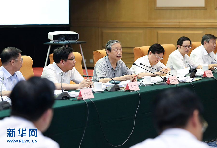 近日，中共中央政治局委員、國務(wù)院副總理馬凱在北京調(diào)研新能源汽車產(chǎn)業(yè)發(fā)展。這是7月4日，馬凱在北京深入新能源汽車充換電設(shè)施、充電服務(wù)平臺、分時(shí)租賃等單位調(diào)研，并主持召開推廣應(yīng)用座談會。新華社記者 龐興雷 攝