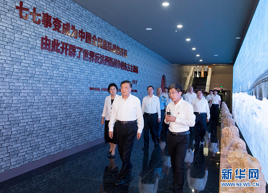 7月7日，紀(jì)念全民族抗戰(zhàn)爆發(fā)80周年儀式在中國人民抗日戰(zhàn)爭紀(jì)念館舉行。中共中央政治局常委、中央書記處書記劉云山出席儀式并講話。這是儀式后，劉云山參觀《全民抗戰(zhàn)偉大壯舉&mdash;&mdash;紀(jì)念全民族抗戰(zhàn)爆發(fā)80周年專題展覽》。 新華社記者丁林?jǐn)z