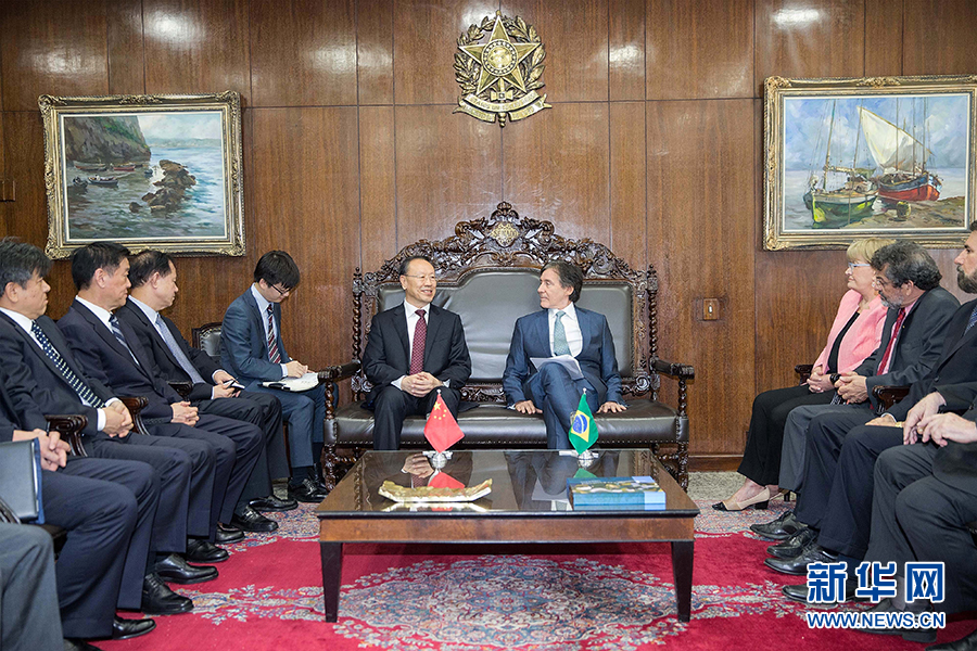 7月11日，在巴西首都巴西利亞，中共中央書記處書記、全國政協(xié)副主席杜青林（中左）會見巴西參議院議長歐尼西奧&middot;奧利維拉（中右）。新華社記者李明攝