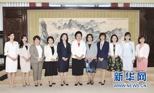 　　7月12日，國(guó)務(wù)院副總理劉延?xùn)|在北京會(huì)見以日本自民黨前總務(wù)會(huì)長(zhǎng)野田圣子為首的日本執(zhí)政黨女國(guó)會(huì)議員代表團(tuán)一行。 新華社記者 高潔 攝