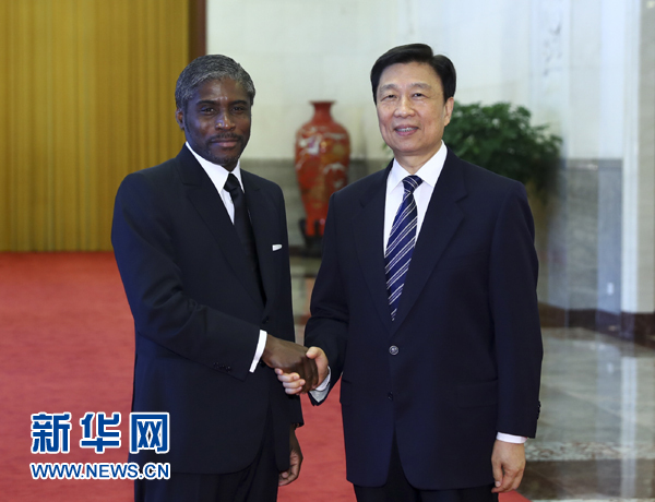 7月13日，中國國家副主席李源潮在北京人民大會堂與赤道幾內(nèi)亞副總統(tǒng)曼格會談。 新華社記者 謝環(huán)馳 攝