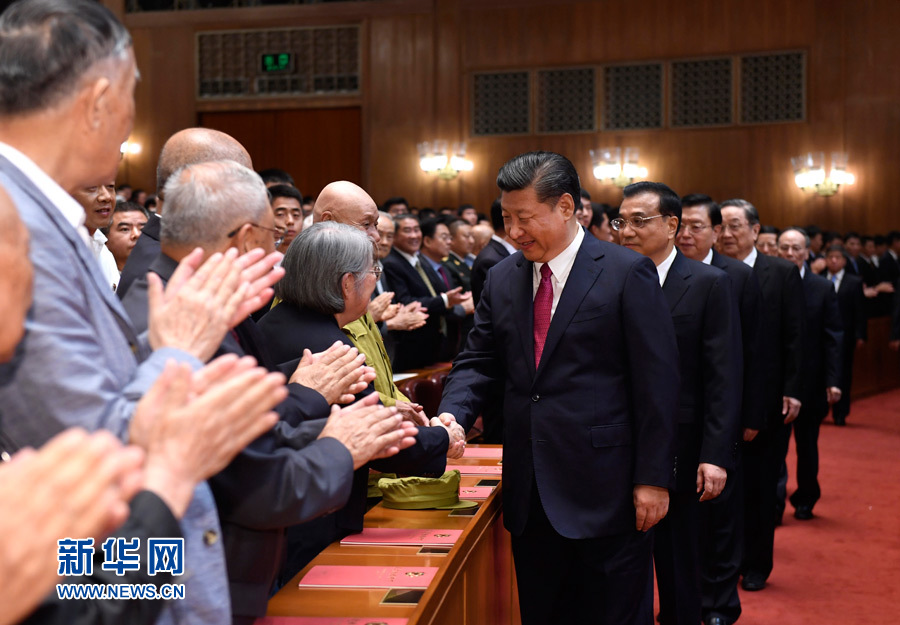 7月28日，慶祝中國人民解放軍建軍90周年文藝晚會(huì)《在黨的旗幟下》在北京人民大會(huì)堂舉行。中共中央總書記、國家主席、中央軍委主席習(xí)近平和李克強(qiáng)、張德江、俞正聲、劉云山、王岐山、張高麗等黨和國家領(lǐng)導(dǎo)人，與首都3000多名各界群眾一起觀看演出。演出開始前，習(xí)近平等與老戰(zhàn)士、老同志代表和&ldquo;八一勛章&rdquo;獲得者親切握手。新華社記者 李學(xué)仁 攝