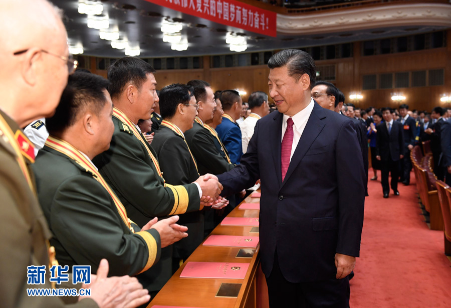 7月28日，慶祝中國人民解放軍建軍90周年文藝晚會(huì)《在黨的旗幟下》在北京人民大會(huì)堂舉行。中共中央總書記、國家主席、中央軍委主席習(xí)近平和李克強(qiáng)、張德江、俞正聲、劉云山、王岐山、張高麗等黨和國家領(lǐng)導(dǎo)人，與首都3000多名各界群眾一起觀看演出。演出開始前，習(xí)近平等與老戰(zhàn)士、老同志代表和&ldquo;八一勛章&rdquo;獲得者親切握手。新華社記者 李學(xué)仁 攝