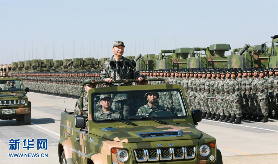 7月30日上午，慶祝中國人民解放軍建軍90周年閱兵在朱日和聯(lián)合訓練基地隆重舉行。中共中央總書記、國家主席、中央軍委主席習近平檢閱部隊并發(fā)表重要講話。這是習近平乘車檢閱部隊。新華社記者 李剛 攝