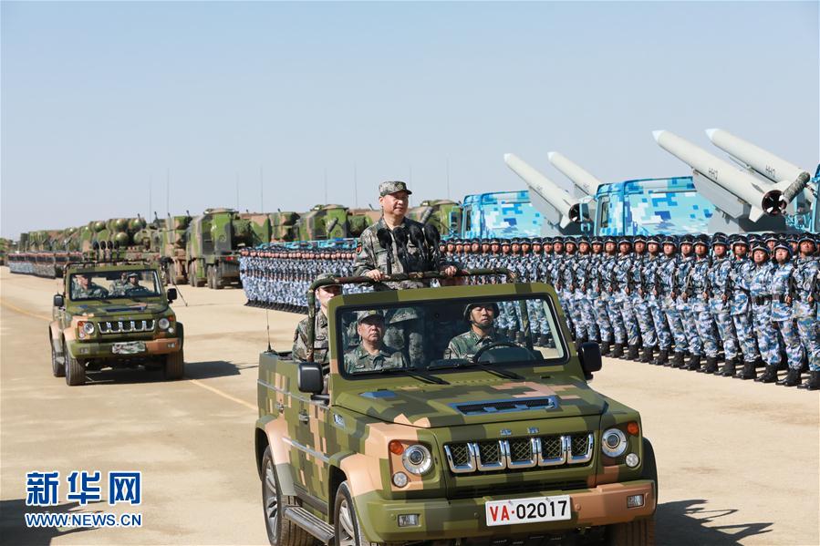 7月30日上午，慶祝中國人民解放軍建軍90周年閱兵在朱日和聯(lián)合訓練基地隆重舉行。中共中央總書記、國家主席、中央軍委主席習近平檢閱部隊并發(fā)表重要講話。這是習近平乘車檢閱部隊。新華社記者 李剛 攝