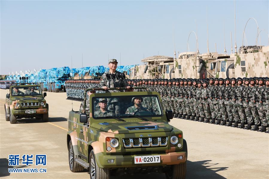 7月30日上午，慶祝中國人民解放軍建軍90周年閱兵在朱日和聯(lián)合訓練基地隆重舉行。中共中央總書記、國家主席、中央軍委主席習近平檢閱部隊并發(fā)表重要講話。這是習近平乘車檢閱部隊。新華社記者 李剛 攝