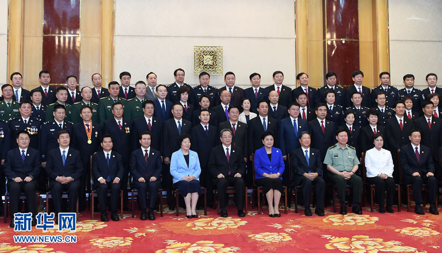 8月7日，中共中央政治局常委、全國政協(xié)主席、中央代表團團長俞正聲率代表團部分成員分別赴內(nèi)蒙古軍區(qū)、武警內(nèi)蒙古總隊、武警內(nèi)蒙古森林總隊慰問，并會見自治區(qū)政法干警代表。這是俞正聲會見自治區(qū)政法干警代表并合影。新華社記者 張領(lǐng) 攝