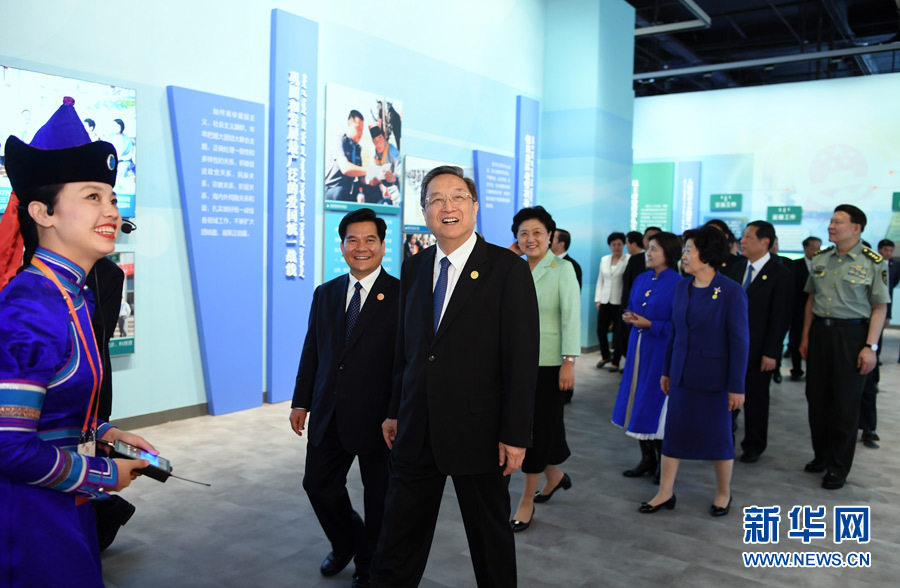 8月7日，中共中央政治局常委、全國政協(xié)主席、中央代表團(tuán)團(tuán)長俞正聲率代表團(tuán)全體成員來到內(nèi)蒙古展覽館，參觀《守望相助團(tuán)結(jié)奮斗&mdash;&mdash;慶祝內(nèi)蒙古自治區(qū)成立70周年展覽》。 新華社記者 張領(lǐng) 攝