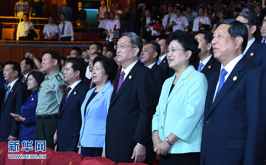 8月7日，慶祝內(nèi)蒙古自治區(qū)成立70周年文藝晚會《贊歌》在內(nèi)蒙古烏蘭恰特大劇院舉行。中共中央政治局常委、全國政協(xié)主席、中央代表團團長俞正聲和各族各界干部群眾等共約1300人觀看演出。新華社記者 張領(lǐng) 攝