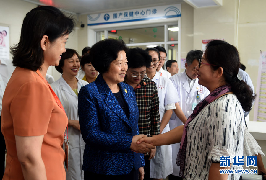 8月9日，中共中央政治局委員、中央統(tǒng)戰(zhàn)部部長(zhǎng)、中央代表團(tuán)副團(tuán)長(zhǎng)孫春蘭率中央代表團(tuán)三分團(tuán)，先后赴內(nèi)蒙古自治區(qū)烏海市、阿拉善盟看望各族干部群眾。這是孫春蘭在烏海市婦兒醫(yī)療預(yù)防保健中心同患者親切交談。新華社記者 任軍川 攝