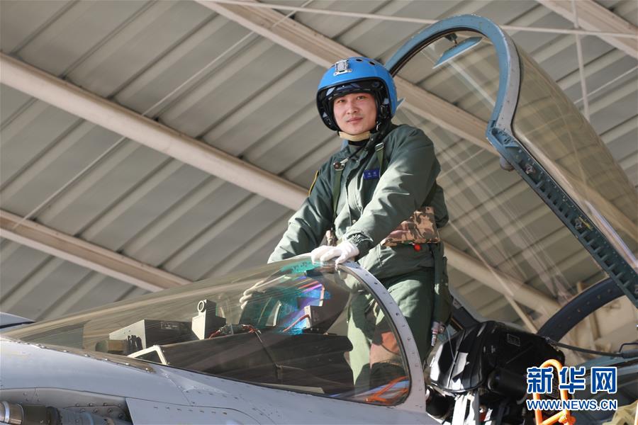 （建軍90周年&middot;英雄&middot;圖文互動）（1）聽，渤海灣有風吹過來&mdash;&mdash;追記海軍某艦載航空兵部隊一級飛行員張超