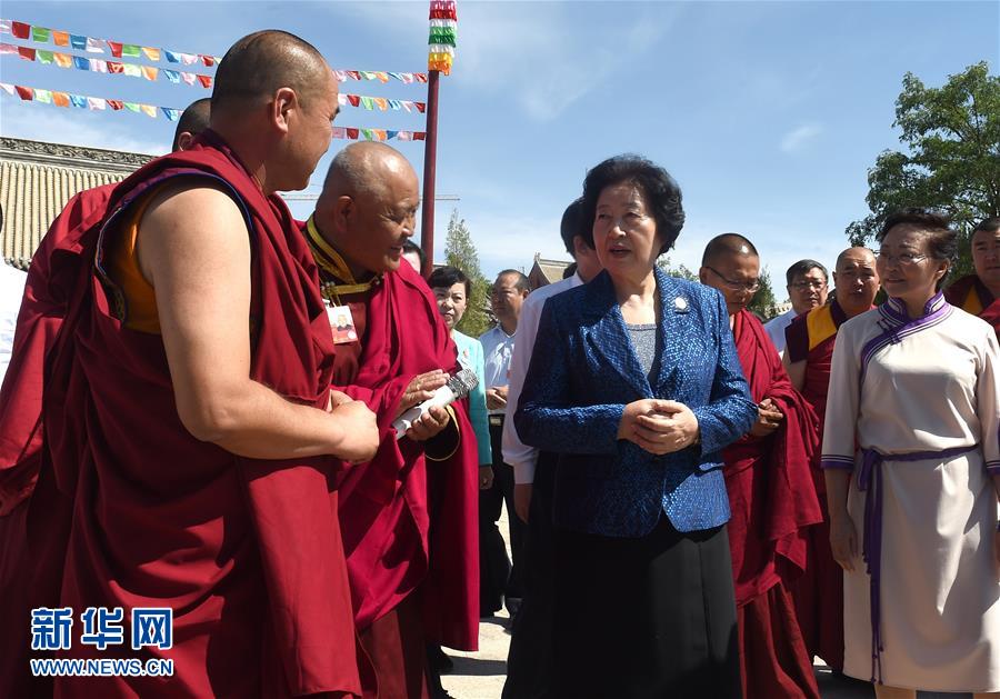 8月10日，中共中央政治局委員、中央統(tǒng)戰(zhàn)部部長、中央代表團(tuán)副團(tuán)長孫春蘭率中央代表團(tuán)三分團(tuán)繼續(xù)在內(nèi)蒙古自治區(qū)阿拉善盟看望慰問，把以習(xí)近平同志為核心的黨中央的親切關(guān)懷和全國各族人民的美好祝福帶給阿拉善各族各界干部群眾。這是孫春蘭在佛教寺廟延福寺考察。新華社記者 任軍川 攝