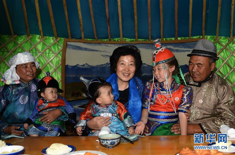 8月11日，帶著以習近平同志為核心的黨中央的親切關懷和全國各族人民的美好祝福，中共中央政治局委員、中央統(tǒng)戰(zhàn)部部長、中央代表團副團長孫春蘭率中央代表團三分團在錫林郭勒盟看望各族干部群眾，共同慶祝內蒙古自治區(qū)成立70周年。這是孫春蘭在錫林浩特市寶力根蘇木牧民巴&middot;巴特爾（右一）家中看望。新華社記者 任軍川 攝