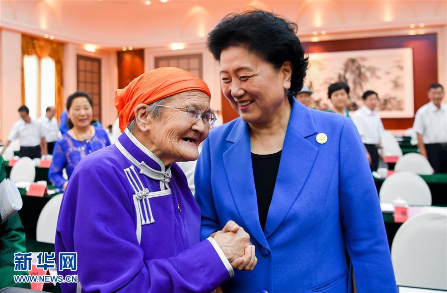 8月11日，中共中央政治局委員、國務(wù)院副總理、中央代表團副團長劉延?xùn)|率中央代表團二分團，看望慰問烏蘭察布各族干部群眾，轉(zhuǎn)達以習(xí)近平同志為核心的黨中央的親切關(guān)懷和全國人民的美好祝愿。這是劉延?xùn)|在出席烏蘭察布市慶祝內(nèi)蒙古自治區(qū)成立70周年座談會后，與&ldquo;草原母親&rdquo;都貴瑪親切交談。新華社記者 連振 攝