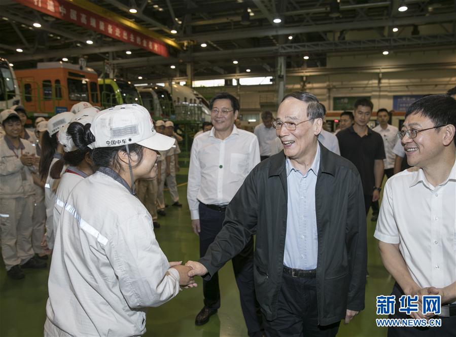 9月3日至5日，中共中央政治局常委、中央紀(jì)委書記、中央巡視工作領(lǐng)導(dǎo)小組組長王岐山在湖南省調(diào)研并主持召開巡察工作座談會。這是9月4日，王岐山到中國中車株洲電力機車有限公司考察。新華社記者 王曄 攝
