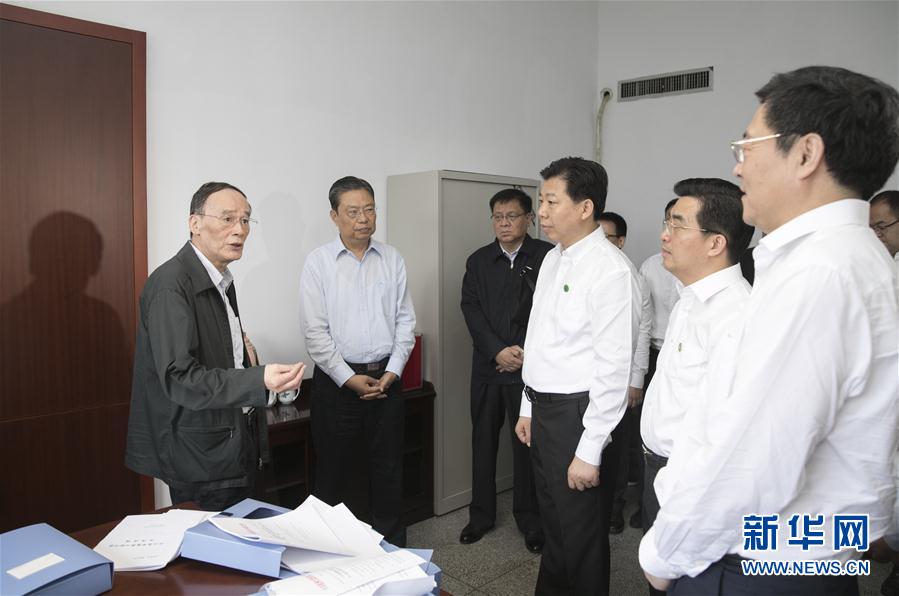 9月3日至5日，中共中央政治局常委、中央紀(jì)委書記、中央巡視工作領(lǐng)導(dǎo)小組組長王岐山在湖南省調(diào)研并主持召開巡察工作座談會。這是9月4日，王岐山來到株洲市委巡察辦看望巡察干部。新華社記者 王曄 攝
