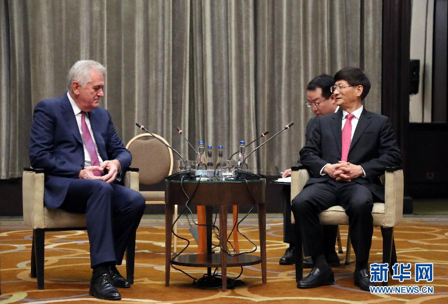 9月11日，在塞爾維亞首都貝爾格萊德，習(xí)近平主席特使、中共中央政治局委員、中央政法委書(shū)記孟建柱（右）會(huì)見(jiàn)塞爾維亞前總統(tǒng)尼科利奇（左）。新華社記者王慧娟攝